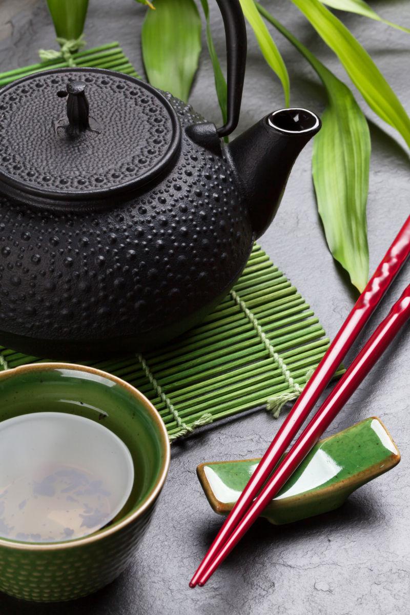 石桌上的亚洲茶壶和茶
