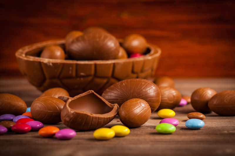 木板上的复活节巧克力与复活节彩蛋