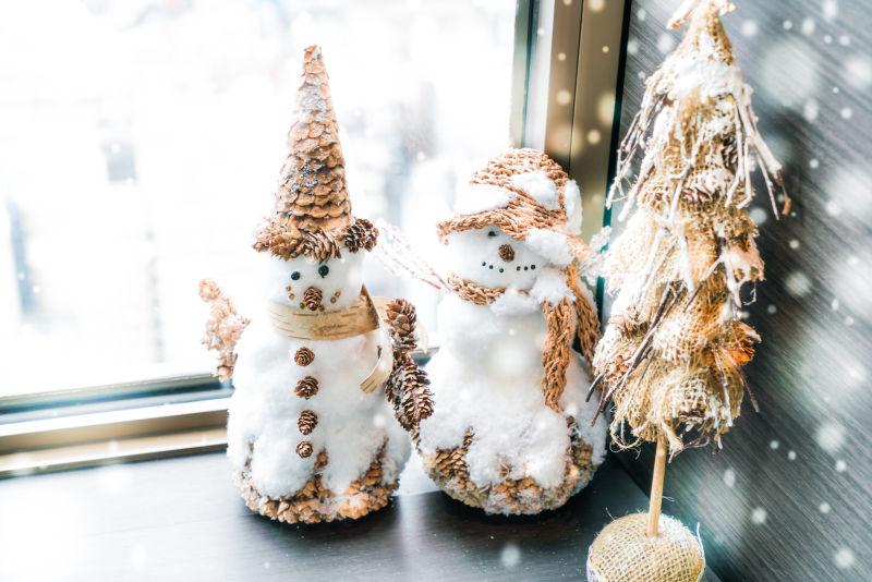 飘窗台上的圣诞节的雪人装饰品