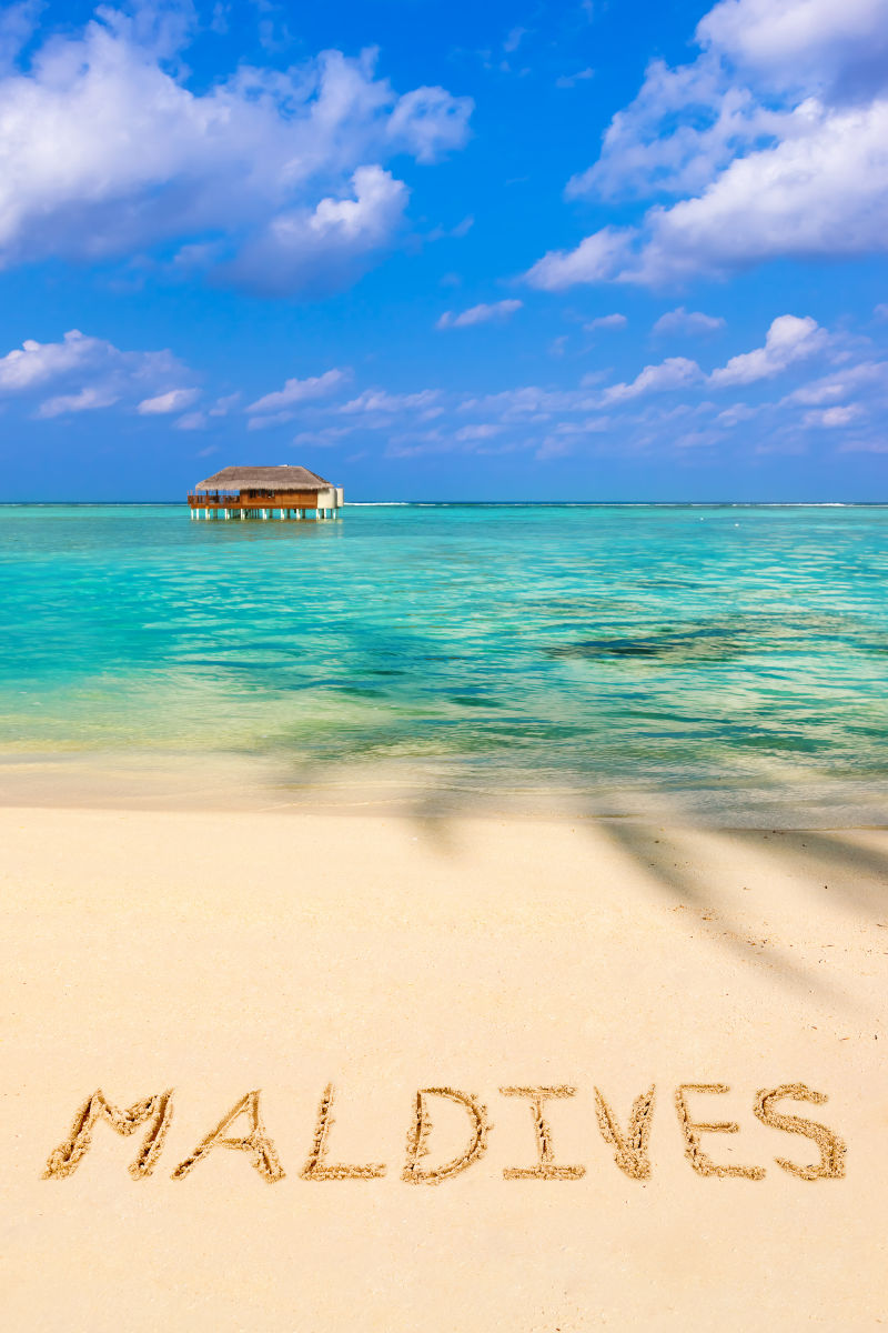 夏季美丽的海滩上写着马尔代夫