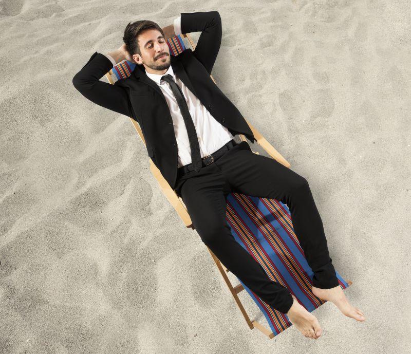 商人躺在沙滩椅上放松