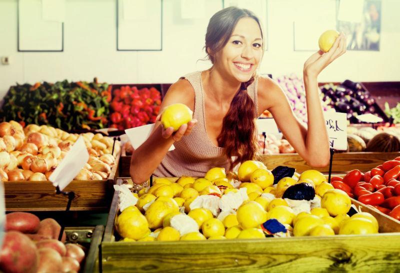 水果市场买柠檬的性感美女