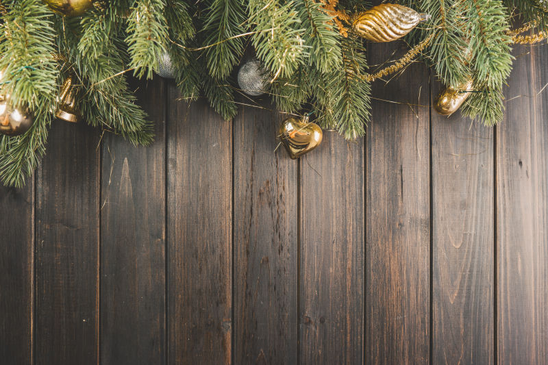 木板背景下的金色圣诞彩带
