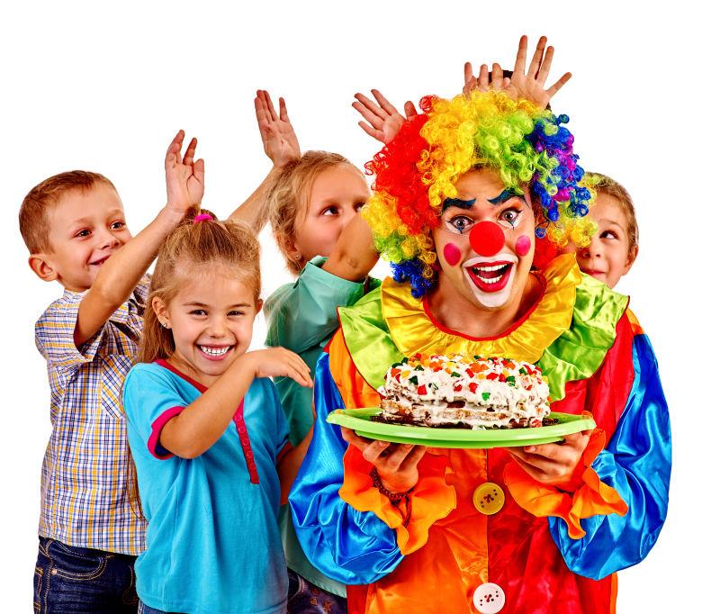 白色背景上孩子们围着端着蛋糕的小丑