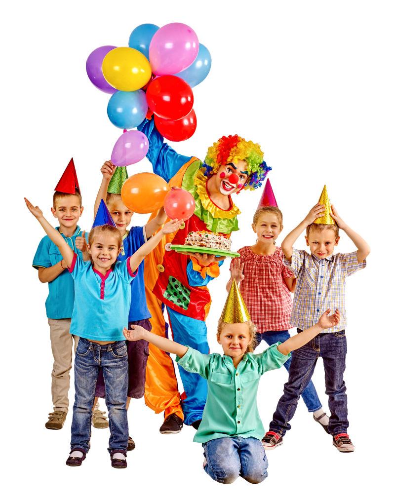 白色背景上孩子们拿着气球围着端着蛋糕的小丑