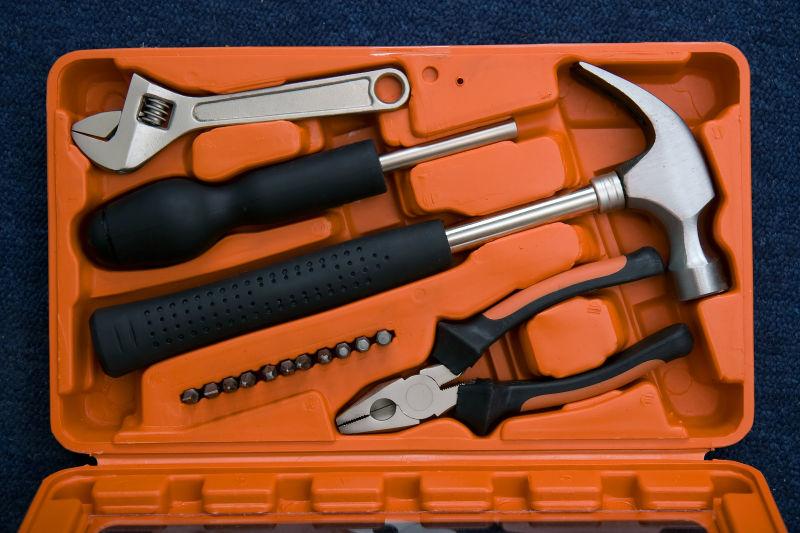 橙色盒子中的工具