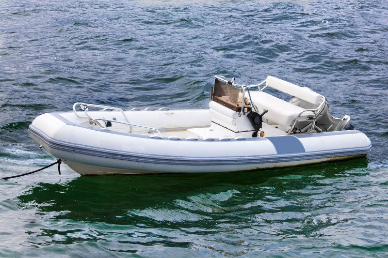水面上的白色充气机动艇