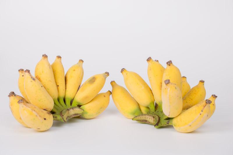 白色背景下的新鲜美味的香蕉