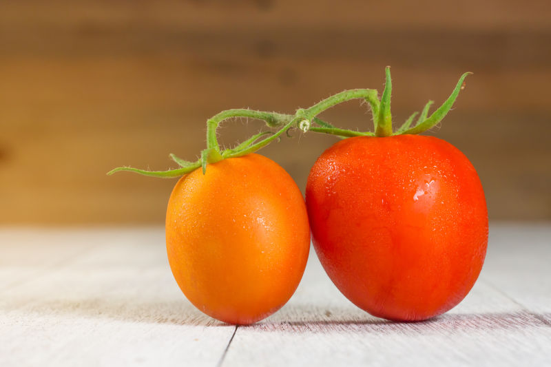 两个新鲜番茄
