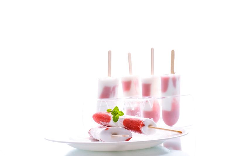 白盘子中的草莓冰淇淋