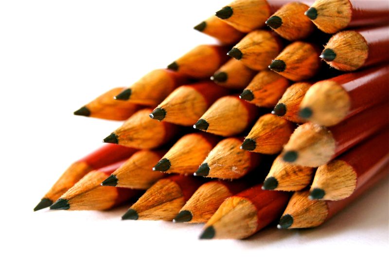 一捆被削尖的彩色铅笔