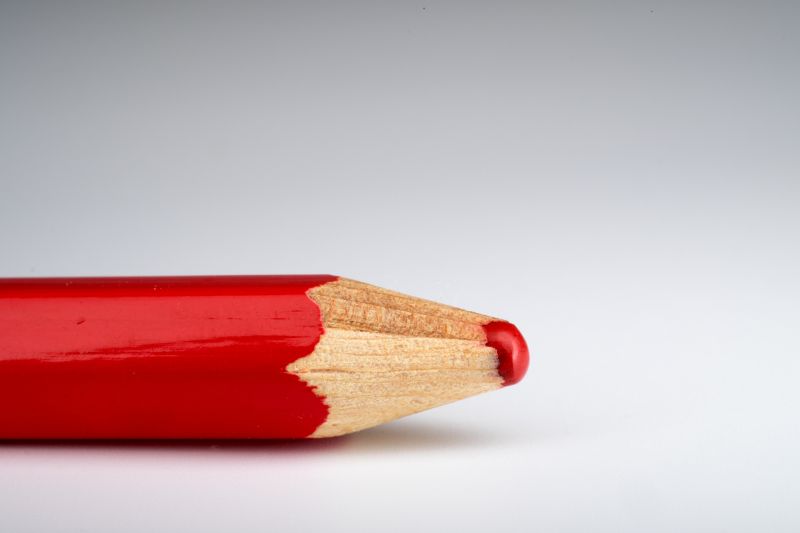 一只红色的彩色铅笔