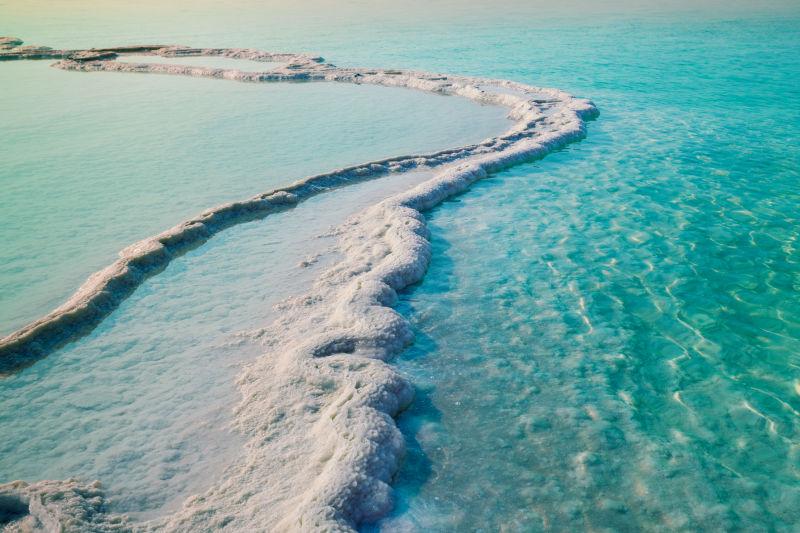 碧绿色的海水和盐的路径