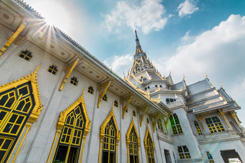 阳光下的泰国宗教建筑