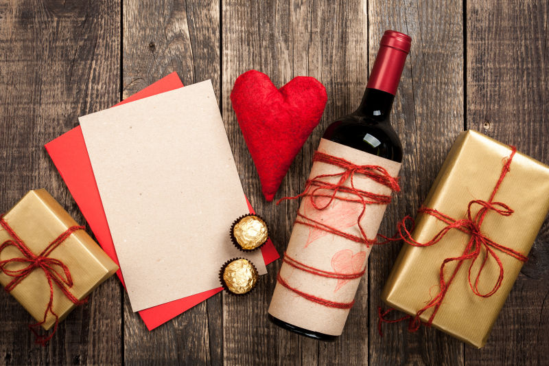 红酒庆祝情人节的卡片和节日礼物