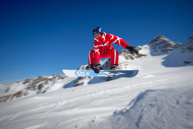 跃起的红色衣服滑雪人