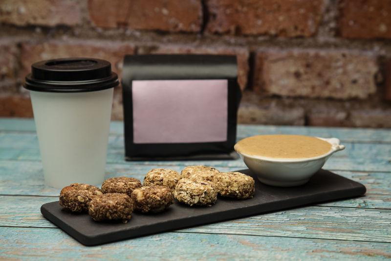 木板上的咖啡和燕麦块美食