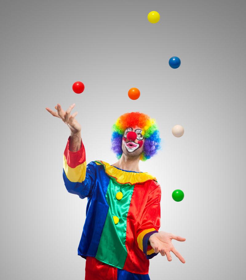 小丑用彩色小球表演杂耍