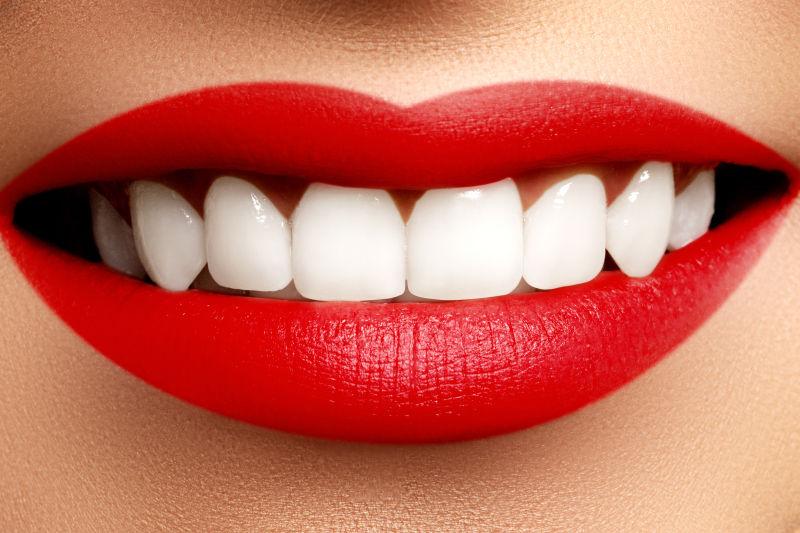 口红与洁白的牙齿的完美微笑