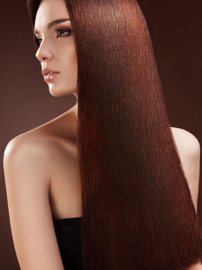 美丽的女人拥有长长的棕色头发