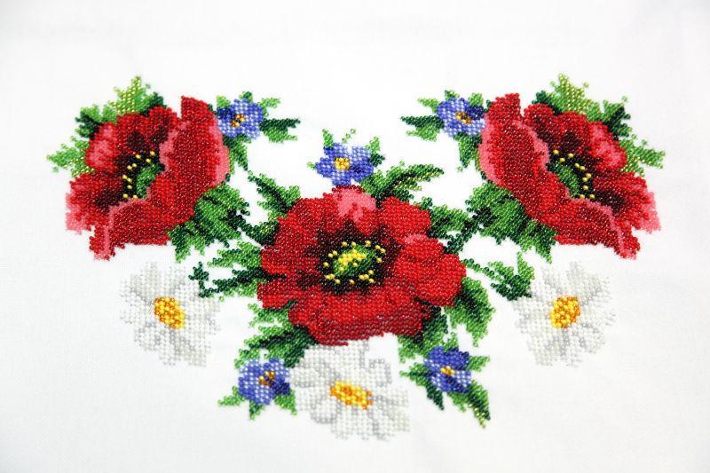 乌克兰民族衬衫上的罂粟花刺绣