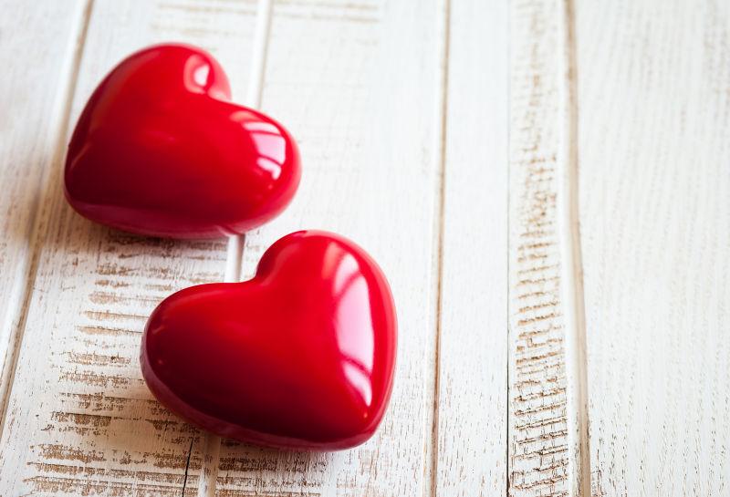 木板上的两颗红色的爱心