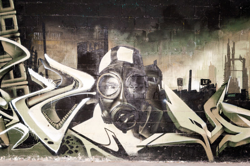 废弃工厂的涂鸦墙