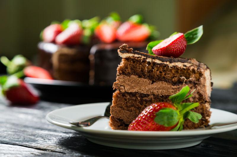 新鲜草莓巧克力蛋糕在木桌上