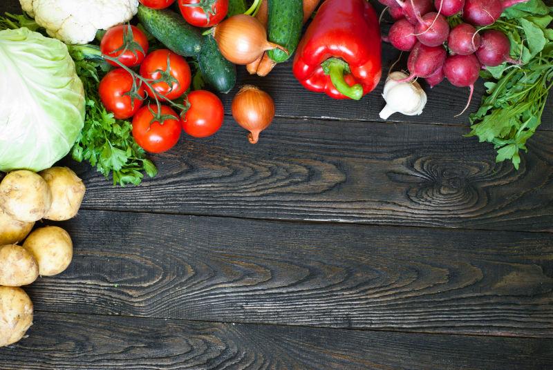 黑色木板上的新鲜的水果和蔬菜