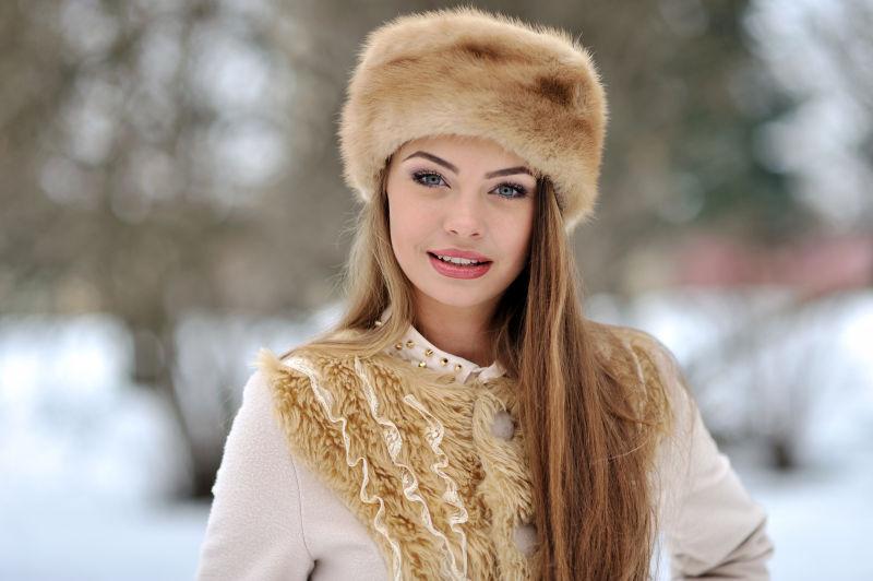 冬季户外年轻漂亮的女孩