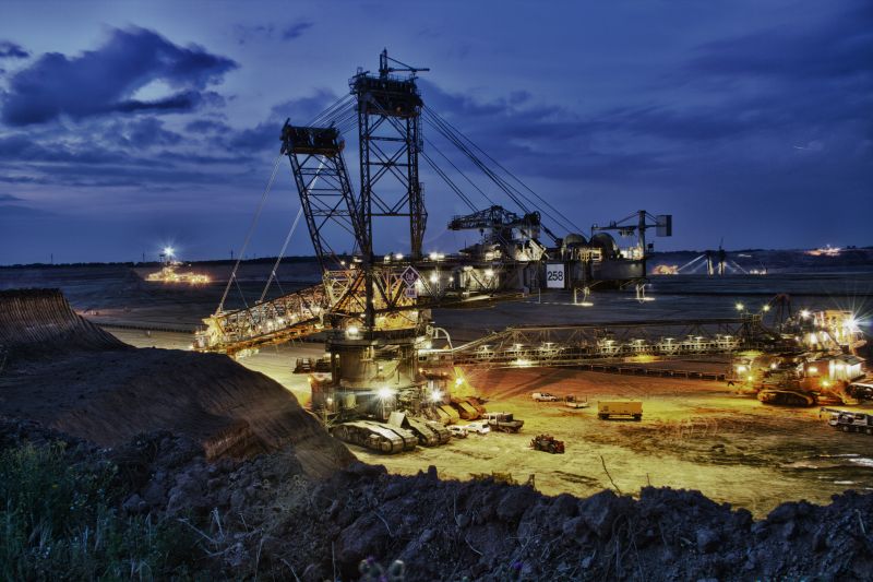 夜晚工作中的大型煤矿挖掘机