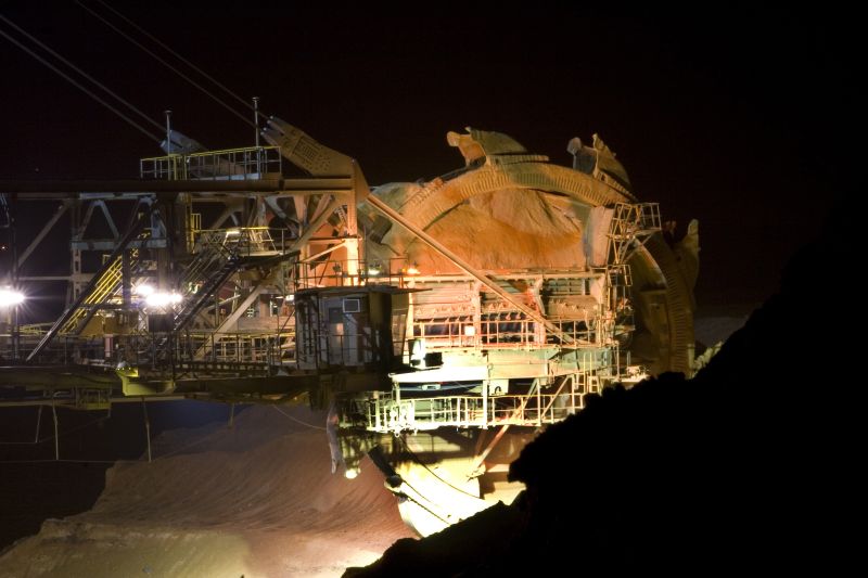 夜晚工作的矿采机械