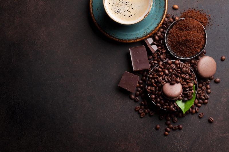 俯拍咖啡豆和巧克力