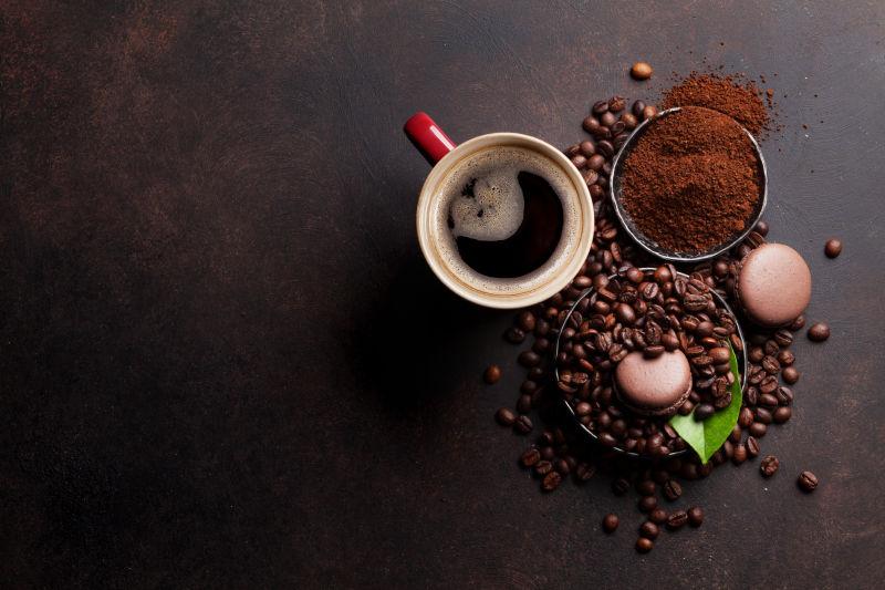 俯拍咖啡豆和咖啡粉