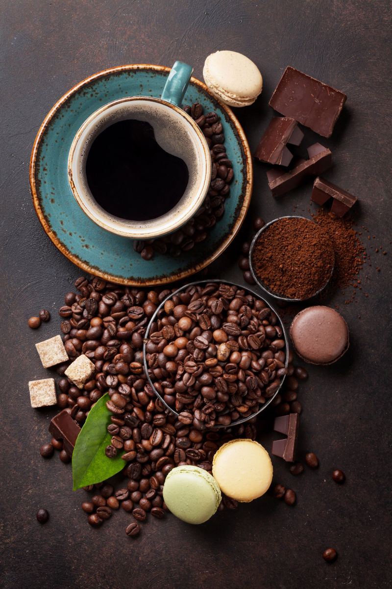 俯拍一杯咖啡和散落的咖啡豆