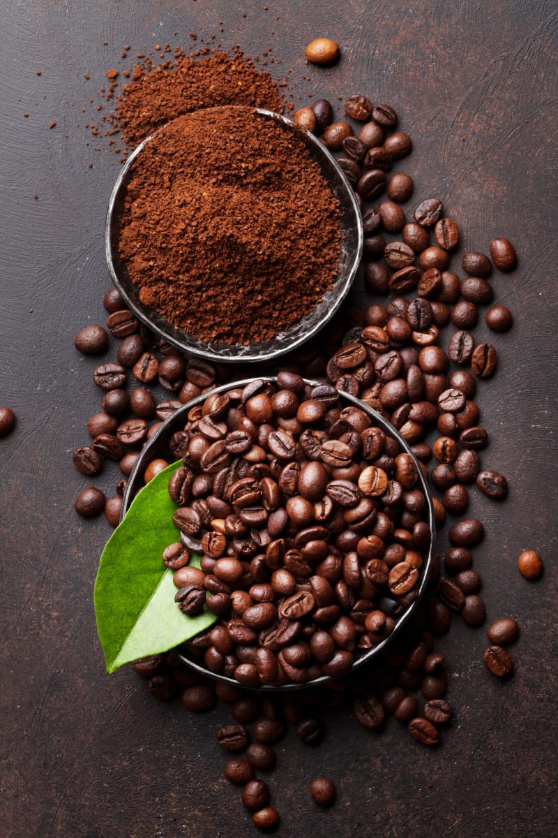 咖啡豆和磨成粉的咖啡粉