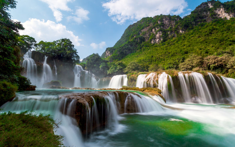 美丽湖泊瀑布风景