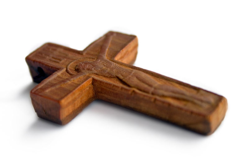 白色背景上的木制十字架