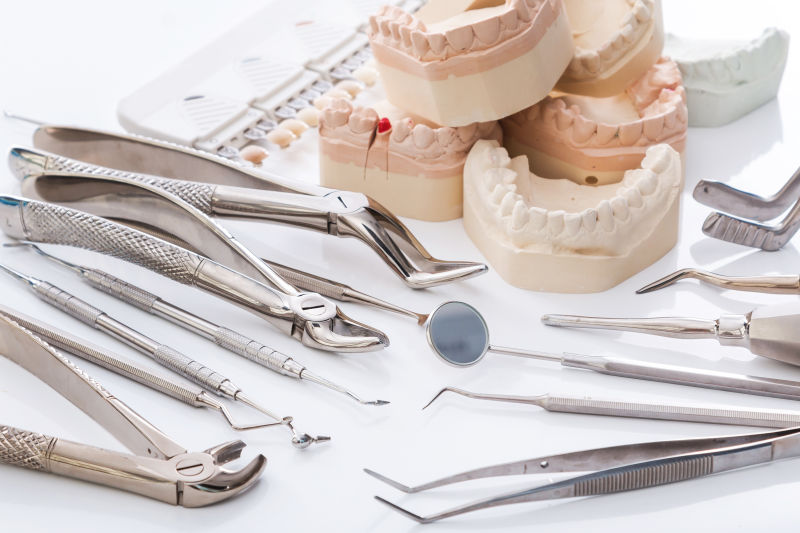 颌骨石膏模型和一些牙科工具