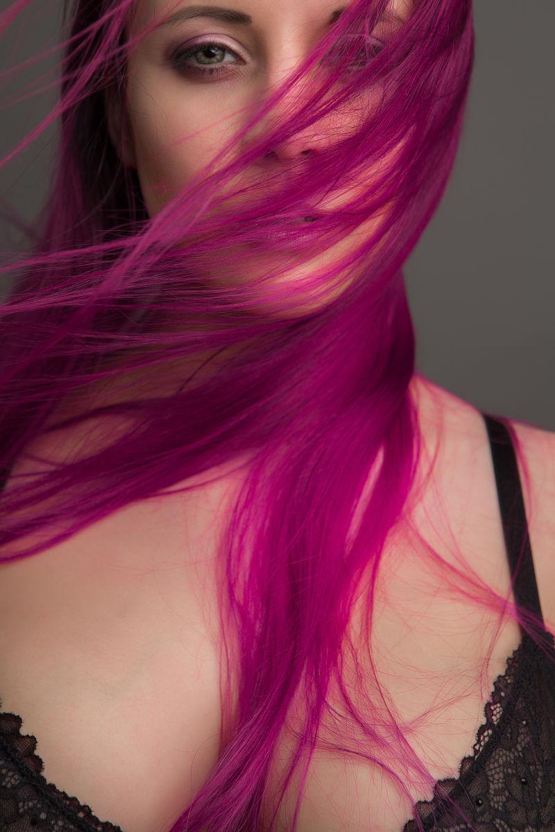 性感美女的紫色长发