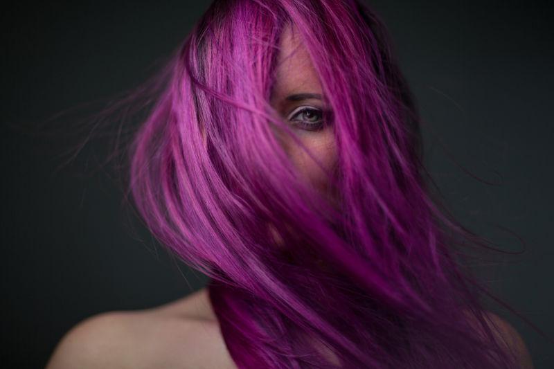 美女紫色的长发盖住了脸颊