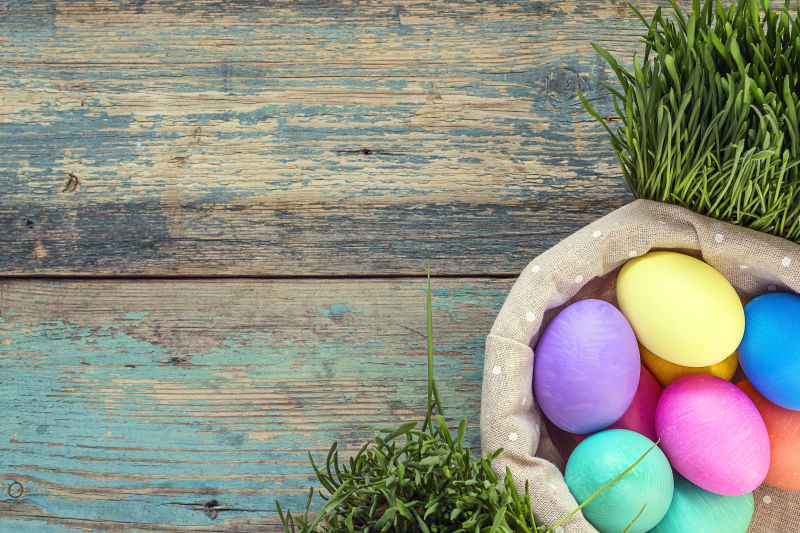 篮子中的复活节彩蛋与绿色小草