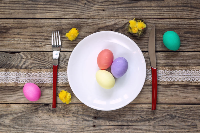 盘子中的复活节彩蛋与餐具