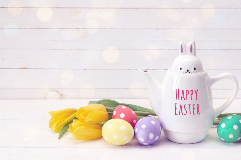 复活节彩蛋与可爱的兔子水壶
