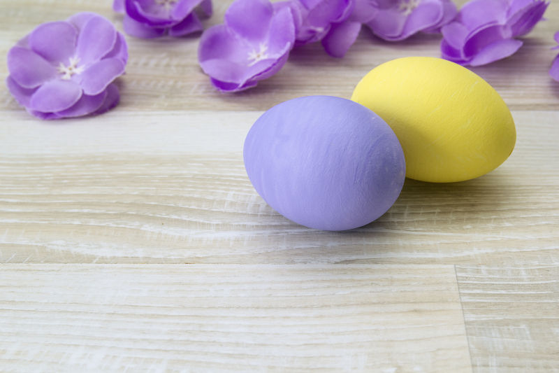 两个黄紫色复活节彩蛋