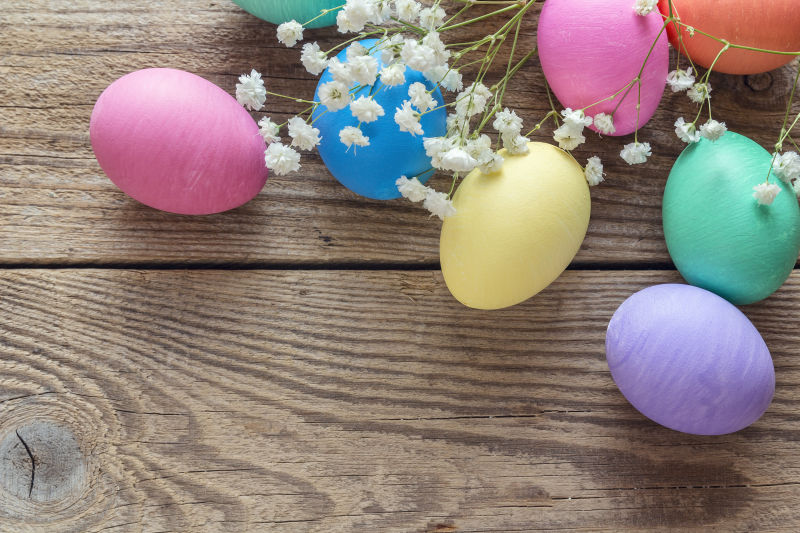 木桌上的复活节彩蛋与花朵