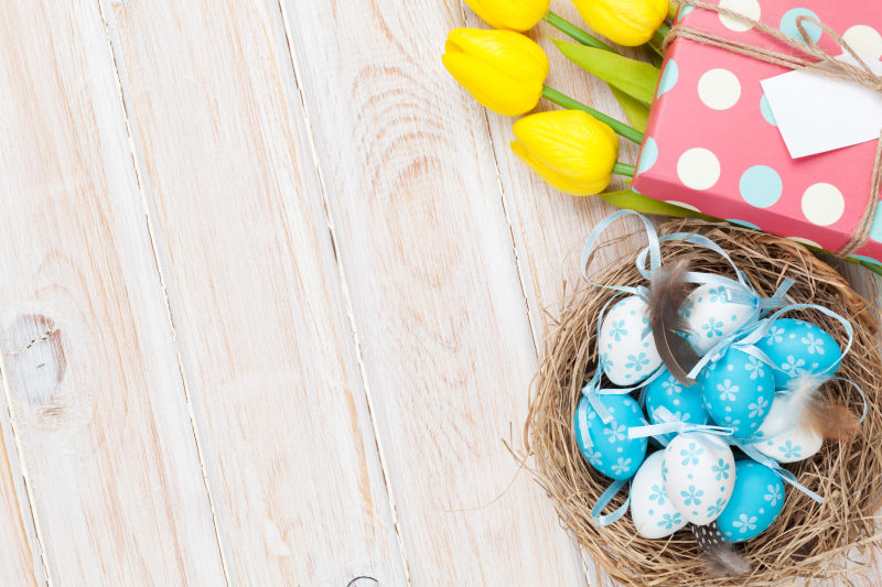蓝白色复活节彩蛋与郁金香还有礼品盒