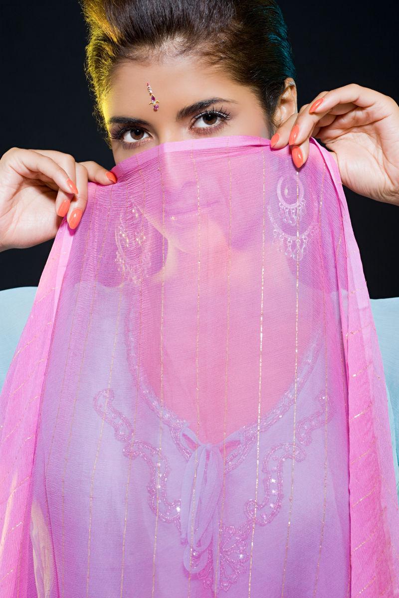 粉色纱布遮着半张脸的印度女人