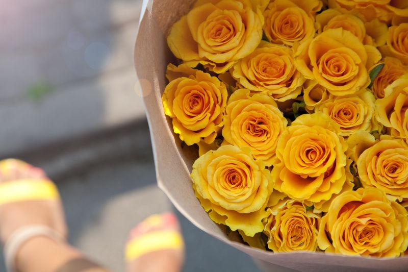 用包装纸包装起来的一团黄色玫瑰花