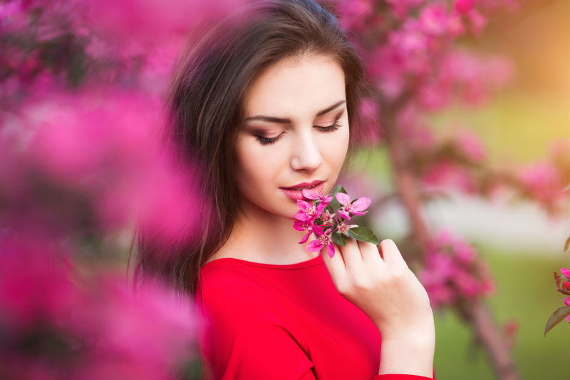 拿着鲜花享受的美女